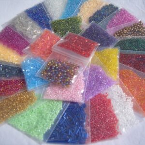BEADS 17,000 + , 20 DIFFERENT COLOURS. GREAT VALUE